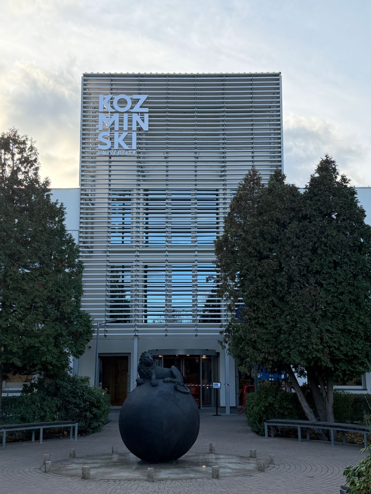 Fasada Akademii Leona Kozminskiego
